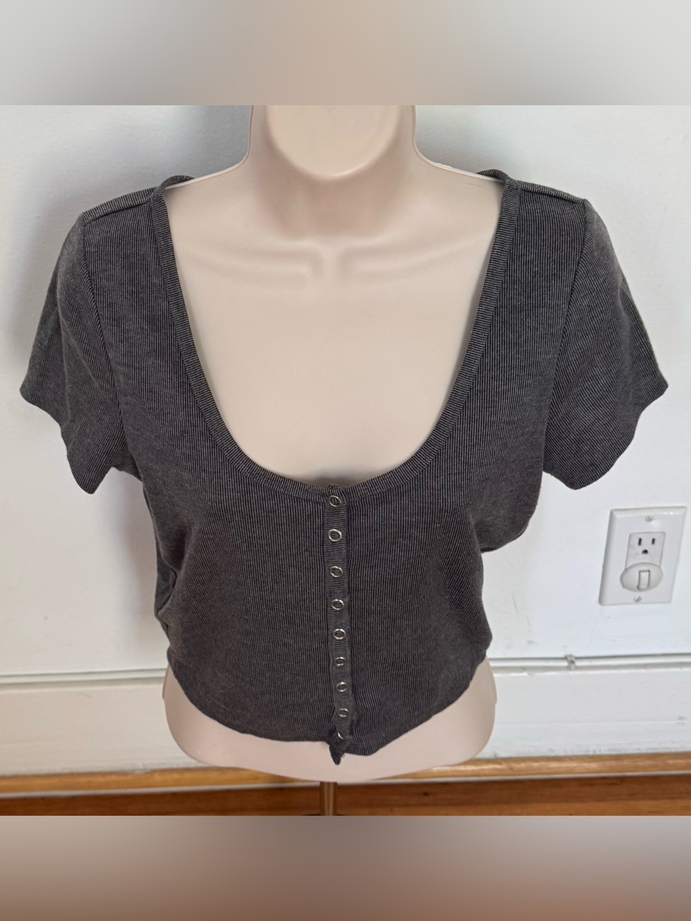 Cotton On Ribbed Snap-Front Crop Top - Charcoal Gray, size S Y2K round neck